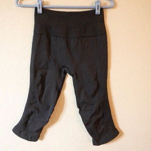 Lululemon crop black leggings- in the Flow Crop 6